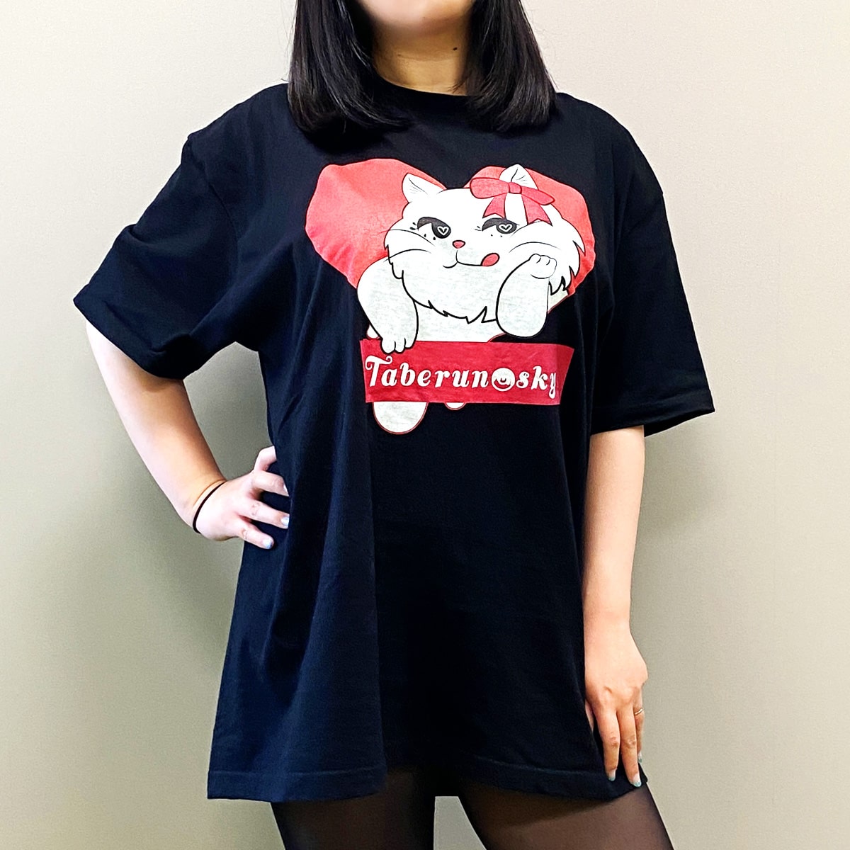 大きいサイズぽっちゃり≪受注生産≫ハート・ネコ・Tシャツ/Taberunosky(タベルノスキー)オリジナルイラスト4L着用