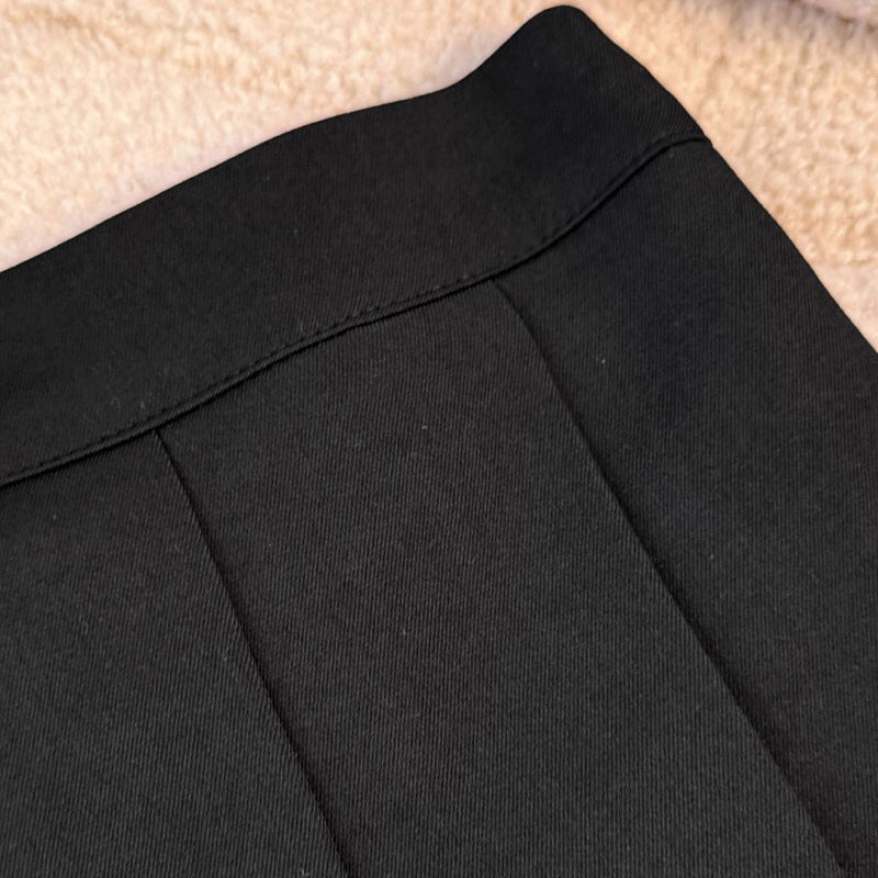 大きいサイズ レディース ショート丈のブラックプリーツスカート(3L/4L/5L/6L/7L)