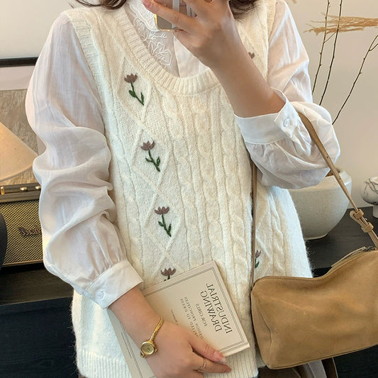 大きいサイズ レディースのアイボリー花刺繍ケーブルニットベスト、ゆったりシルエットで秋冬のブラウス重ね着に使えるプラスサイズトップス