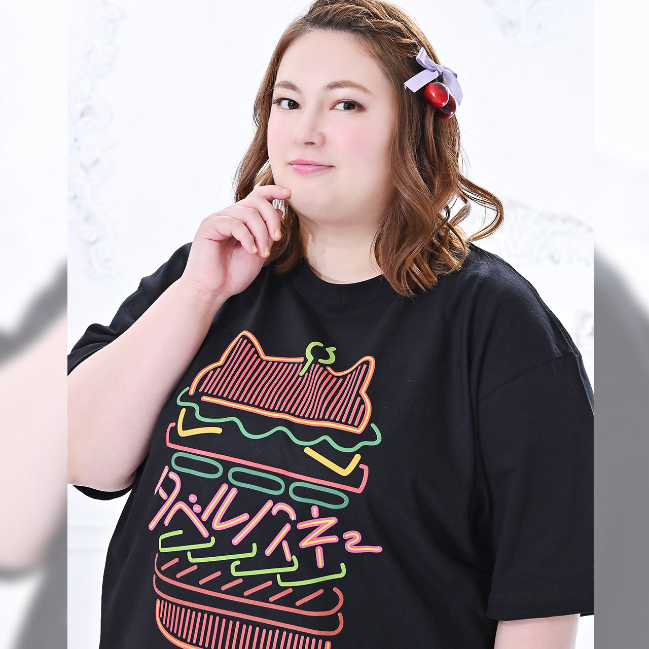 大きいサイズぽっちゃり≪受注生産≫Neon EatsハンバーガーTシャツ/Taberunosky(タベルノスキー)オリジナルイラスト４L着用
