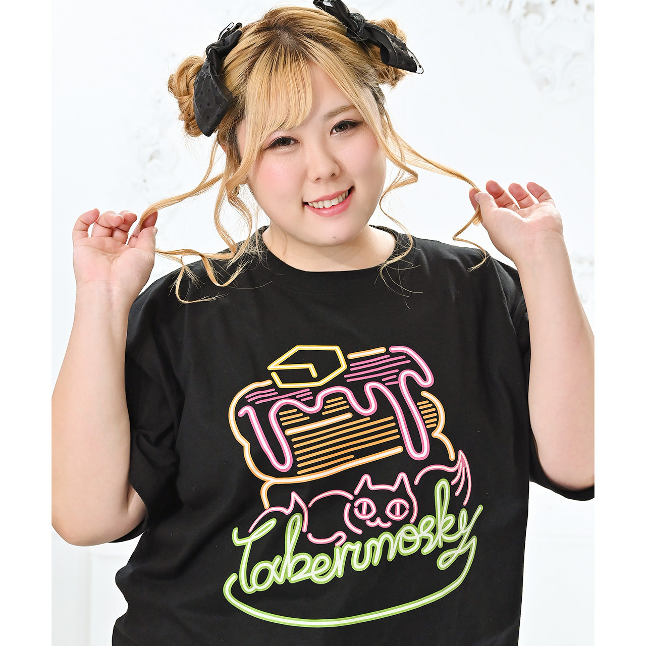 大きいサイズぽっちゃり≪受注生産≫Neon EatsパンケーキTシャツ/Taberunosky(タベルノスキー)オリジナルイラスト４L着用