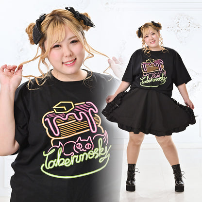 大きいサイズぽっちゃり≪受注生産≫Neon EatsパンケーキTシャツ/Taberunosky(タベルノスキー)オリジナルイラスト４L着用