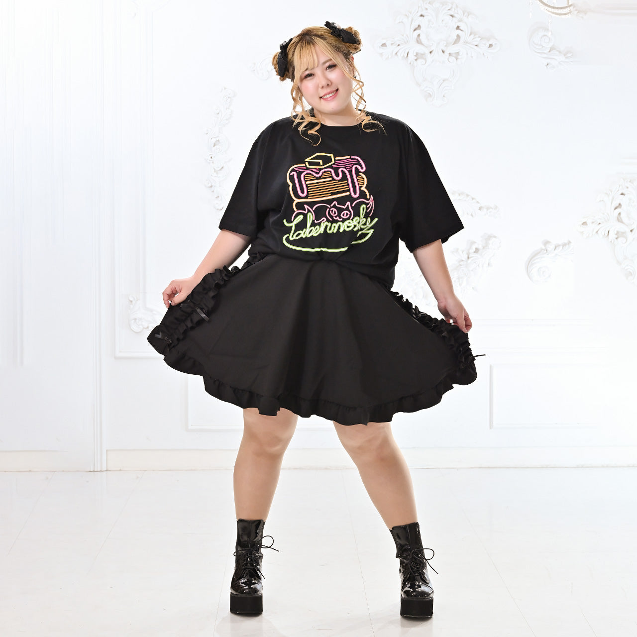大きいサイズぽっちゃり≪受注生産≫Neon EatsパンケーキTシャツ/Taberunosky(タベルノスキー)オリジナルイラスト４L着用