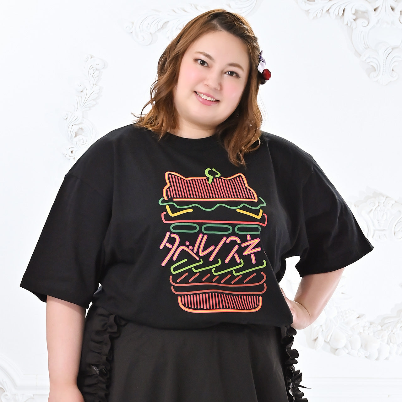 大きいサイズぽっちゃり≪受注生産≫Neon EatsハンバーガーTシャツ/Taberunosky(タベルノスキー)オリジナルイラスト４L着用