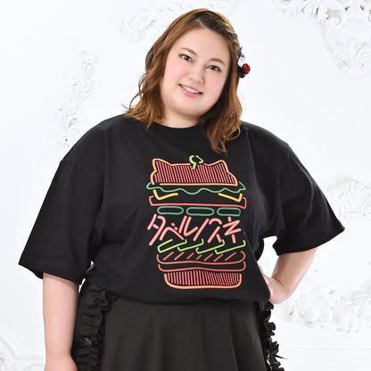 大きいサイズぽっちゃり≪受注生産≫Neon EatsハンバーガーTシャツ/Taberunosky(タベルノスキー)オリジナルイラスト４L着用