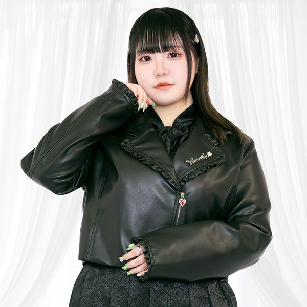 A versatile long outerwear that covers your plus size body loosely and is comfortable for everyday wear.