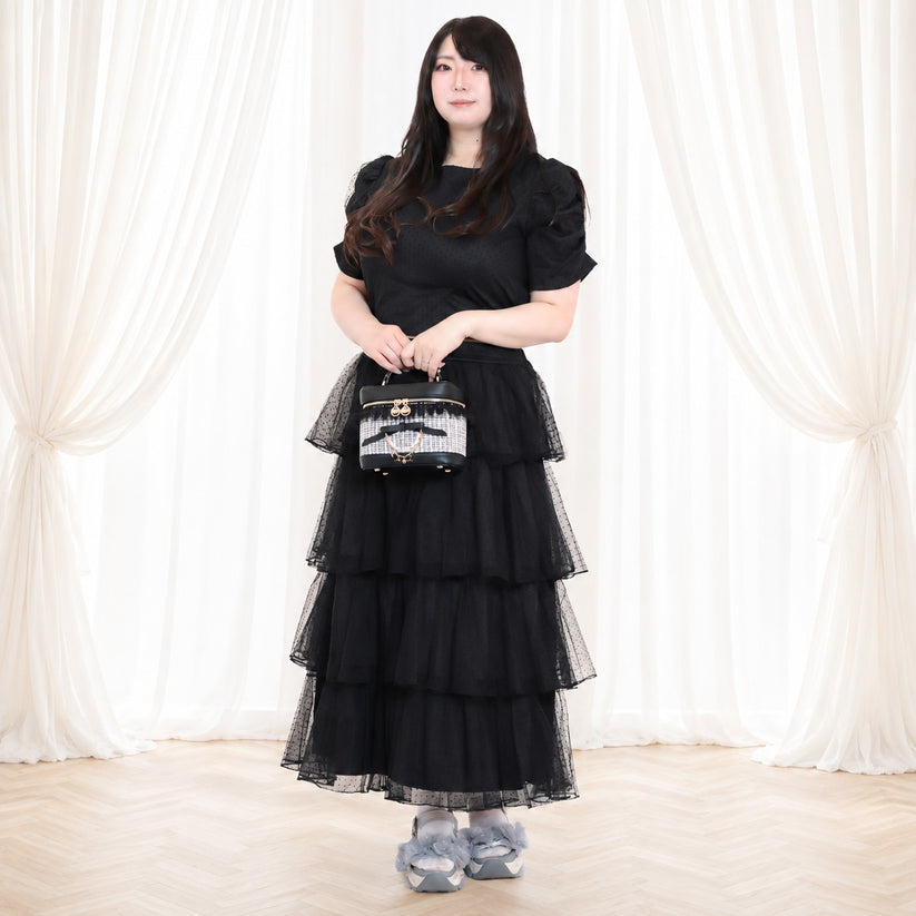 大きいサイズのハロウィンのブラックコーデでおすすめなドットチュール ティアードロングスカートコーデ