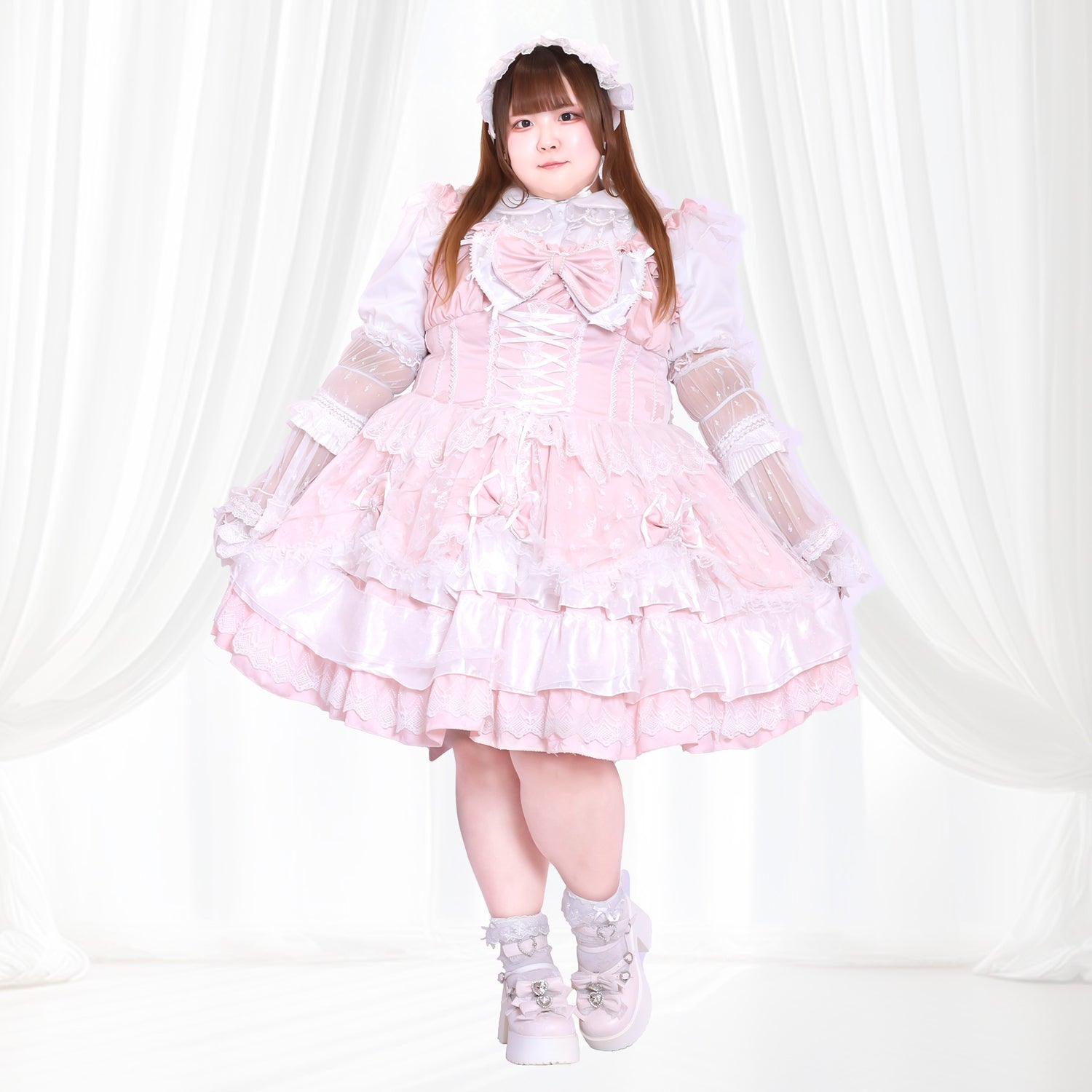 大きいサイズ レディース ピンクのロリィタワンピース 後ろ姿 着用画像 大きなリボン バック編み上げ フリル レースデザイン　5Lサイズ