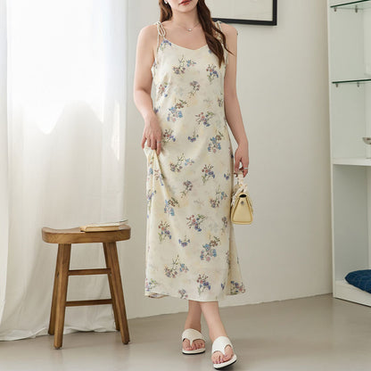 大きいサイズ レディース ベージュ小花柄キャミワンピース リボン肩紐 ロング丈 ふんわりシルエット 着用イメージ