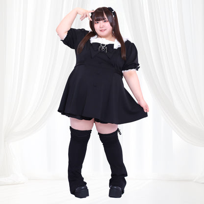 大きいサイズ レディース 黒の半袖地雷系ワンピース 白レース衿とリボン猫十字チャーム付き3L〜6L着用