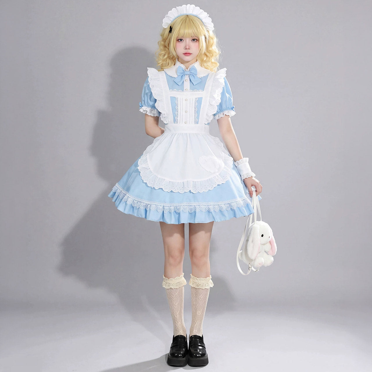 大きいサイズ レディース 水色×白のメイドワンピース フリルエプロンとリボン付きコスプレ衣装の着用イメージ01