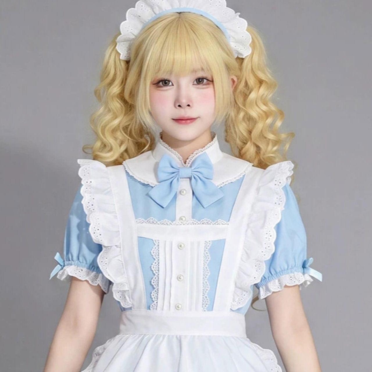 大きいサイズ レディース 水色×白のメイドワンピース フリルエプロンとリボン付きコスプレ衣装の着用イメージ上半身