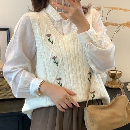 大きいサイズ レディースのアイボリー花刺繍ケーブルニットベスト、ゆったりシルエットで秋冬のブラウス重ね着に使えるプラスサイズトップス
