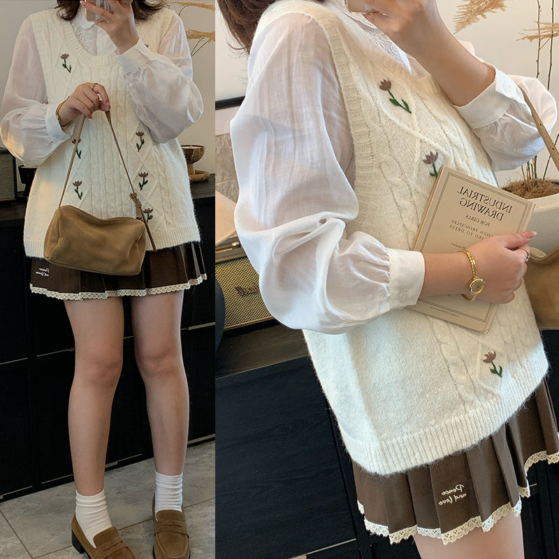 大きいサイズ レディースのアイボリー花刺繍ケーブルニットベスト、ゆったりシルエットで秋冬のブラウス重ね着に使えるプラスサイズトップス