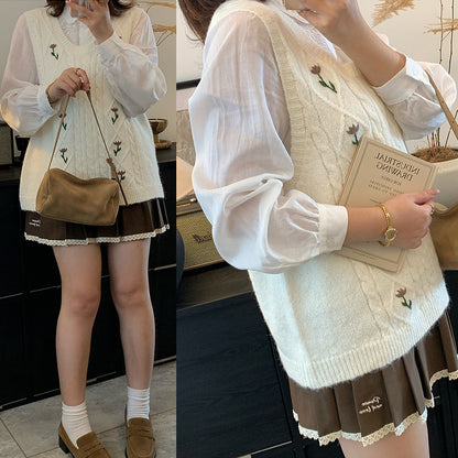 大きいサイズ レディースのアイボリー花刺繍ケーブルニットベスト、ゆったりシルエットで秋冬のブラウス重ね着に使えるプラスサイズトップス