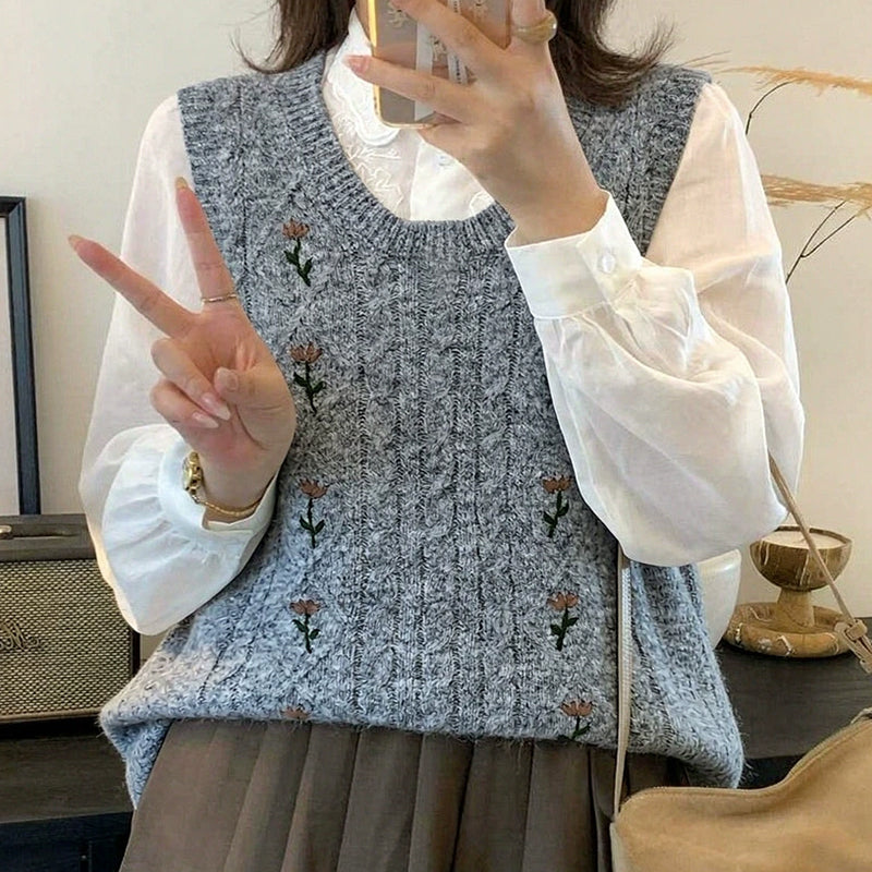 大きいサイズ レディース 大きいサイズ レディースのアイボリー花刺繍ケーブルニットベスト、ゆったりシルエットで秋冬のブラウス重ね着に使えるプラスサイズトップス