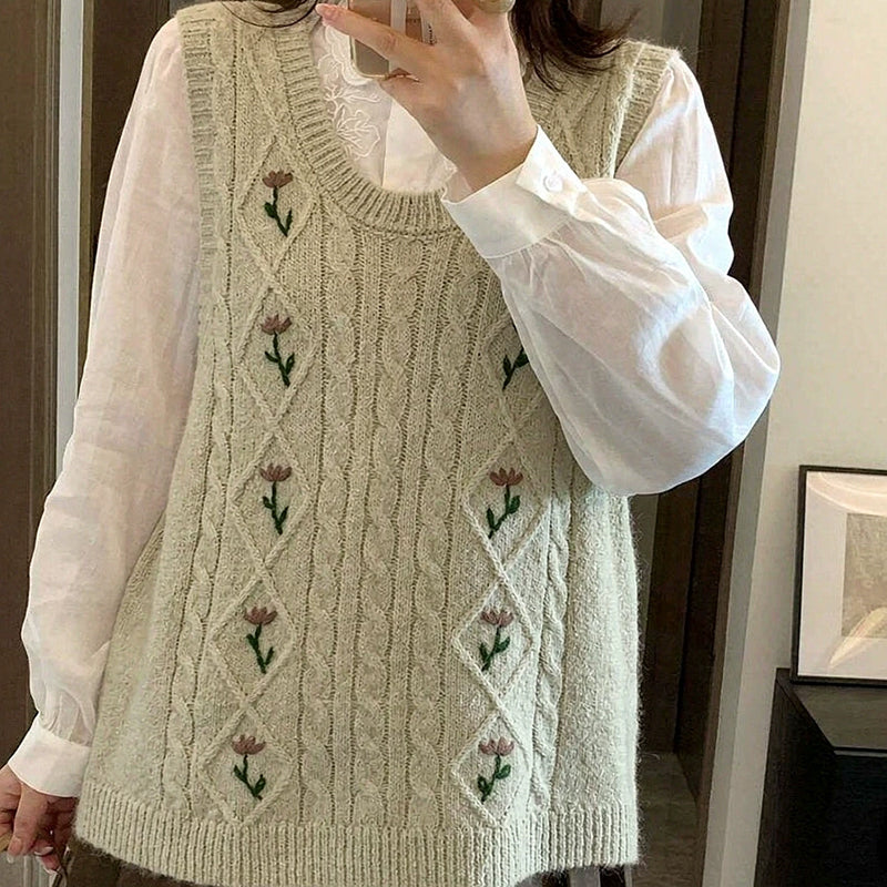 大きいサイズ レディース 大きいサイズ レディースのアイボリー花刺繍ケーブルニットベスト、ゆったりシルエットで秋冬のブラウス重ね着に使えるプラスサイズトップス