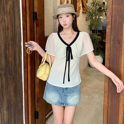 大きいサイズ レディースのアイボリー半袖ブラウス、黒配色Vネックとロングリボン、二の腕を包むシアーケープデザインの夏トップス着用イメージ