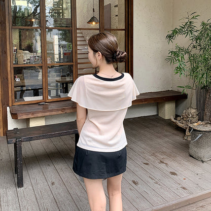 大きいサイズ レディースのアイボリー半袖ブラウス、黒配色Vネックとロングリボン、二の腕を包むシアーケープデザインの夏トップス着用イメージ