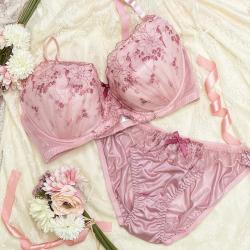 ピンク刺繍ブラジャー＆ショーツセット（グラマーサイズ・アンダー大きいサイズ)