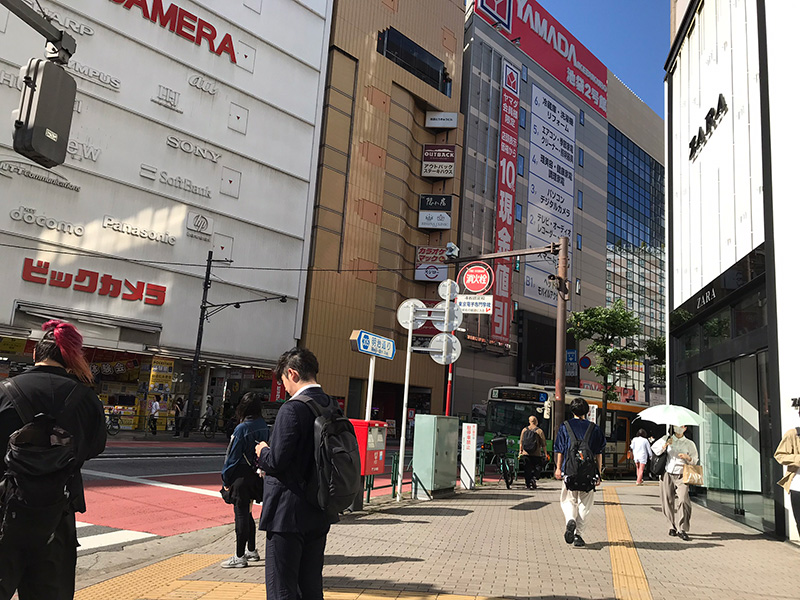 大きいサイズレディース店舗タベルノスキーに行くには、池袋駅東口を出たらビックカメラを左手にZARA側の道を直進してください。